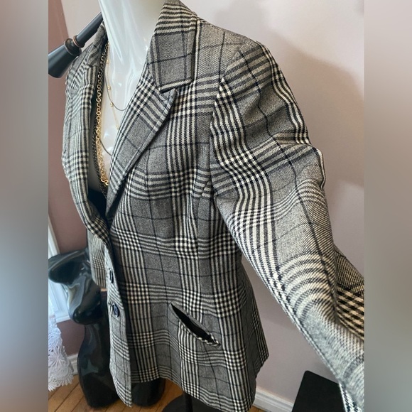 Elegant Women's Gray Checkered Blazer - Picture 5 of 15